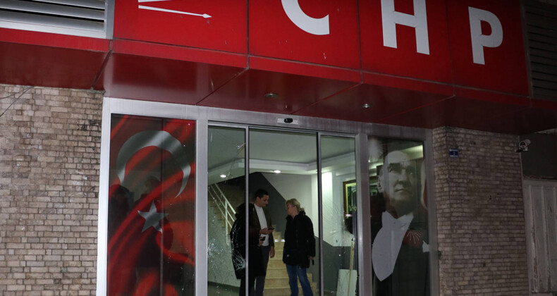 Antalya’da CHP il binasına taşlı saldırı