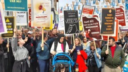 AKP ilçe binası önünde açıklama yapmak isteyen TOKİ mağdurlarına polis engeli