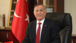 CHP’de aday gösterilmeyen Seyhan Belediye Başkanı Akay istifa etti