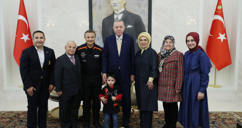 Erdoğan, Türkiye’ye dönen Alper Gezeravcı ile görüştü