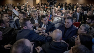 İYİ Parti’nin aday tanıtımında kavga: Bir grup protesto etti, Akşener ‘An itibarıyla hepsi bitmiştir’ dedi!