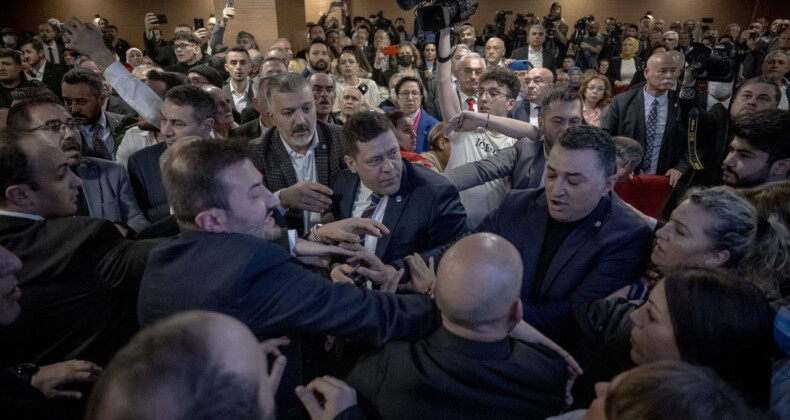 İYİ Parti’nin aday tanıtımında kavga: Bir grup protesto etti, Akşener ‘An itibarıyla hepsi bitmiştir’ dedi!