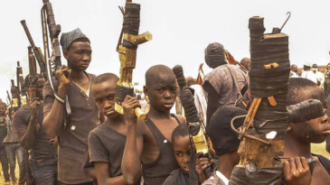 Silahlı çatışmaların ortasında büyüyen çocuk askerler