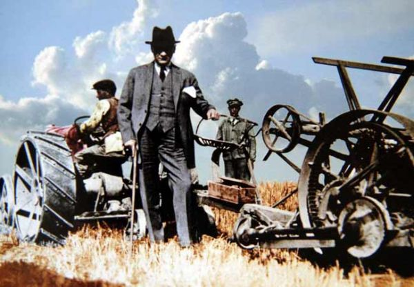 Mustafa Kemal Atatürk çiftlik arazisinde dönemin modern tarım aracı olan traktör ile birlikte.