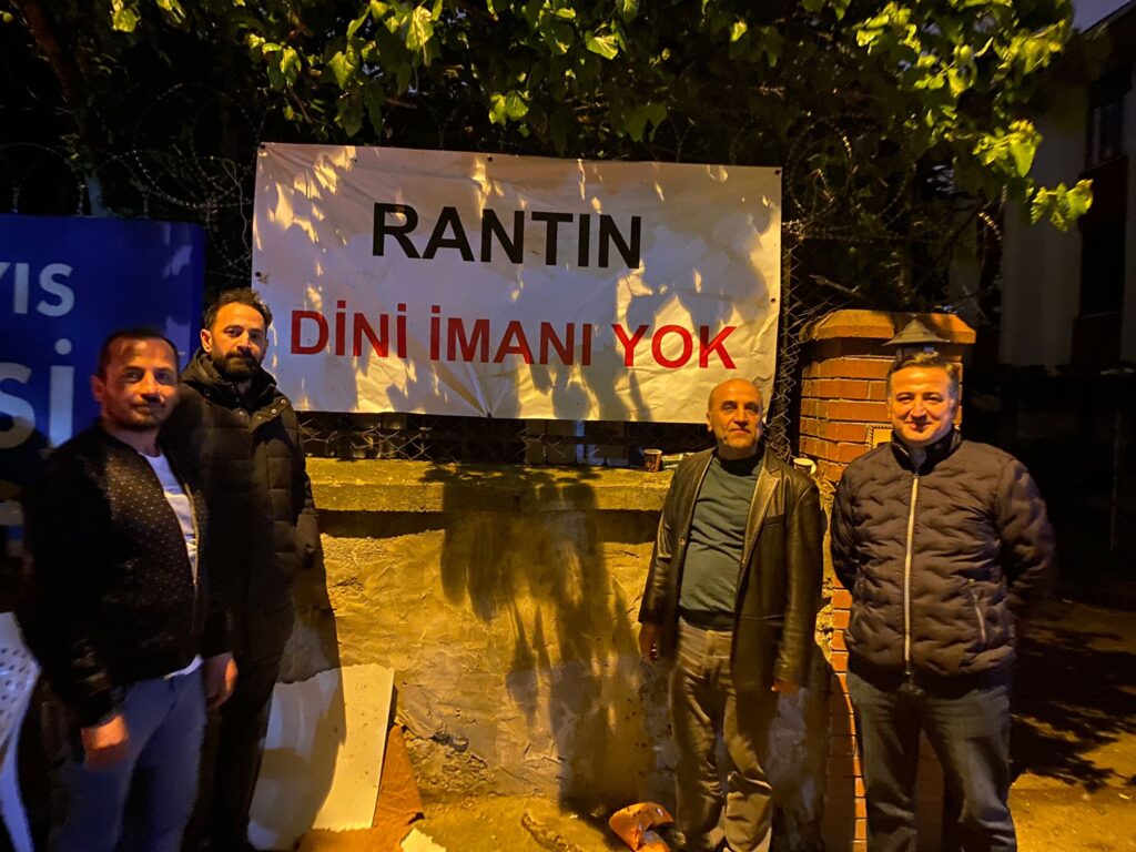 Vatandaşlar rant anlayışını protesto ediyor.