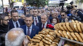 CHP’DEKİ SİYASET SAVURGANLIĞI